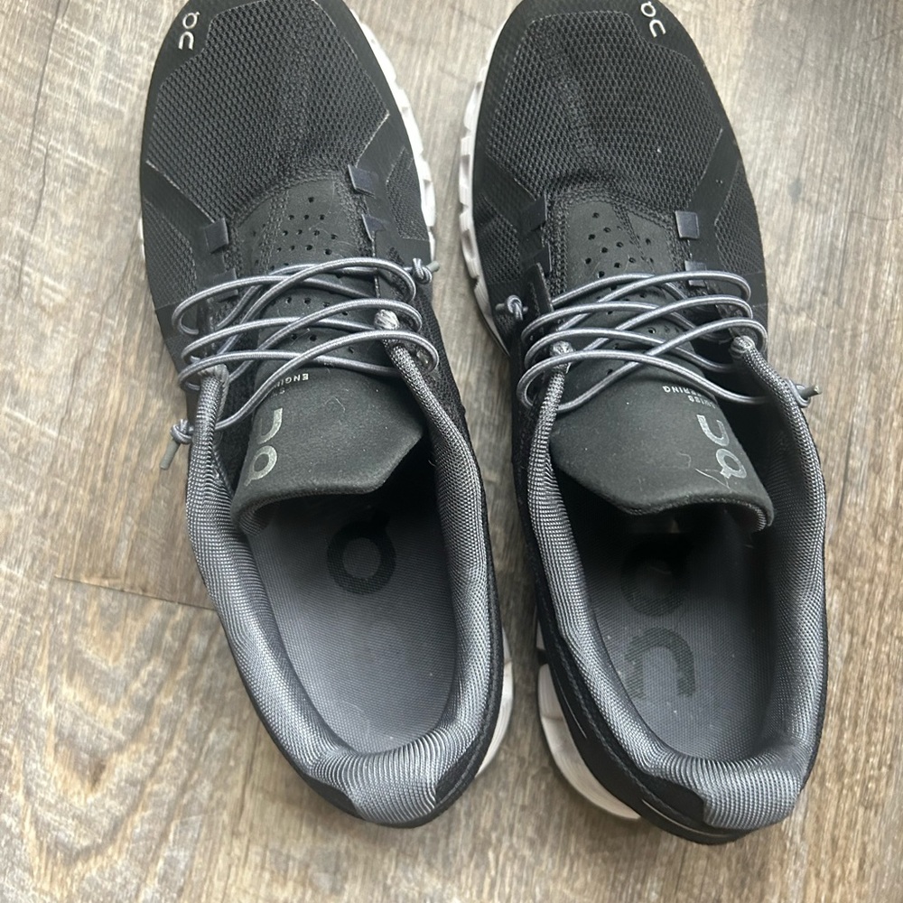 OnCloud Women sneakers size 9